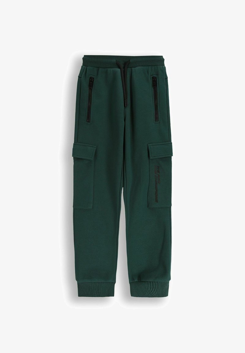 Zielone dresy wykonane z bawełny, z dwiema bocznymi kieszeniami na zamek, kieszeniami cargo, ściągaczami oraz nadrukowanym logo z boku.