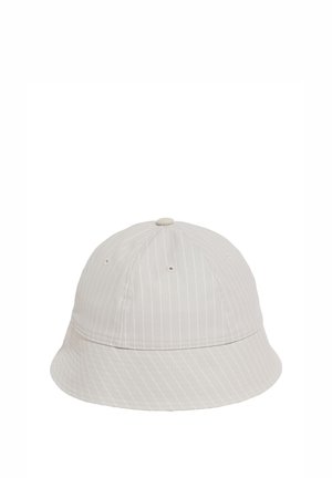 Jasnoszara kapelusz typu bucket z teksturowanej tkaniny, ozdobiony cienkimi białymi pionowymi paskami oraz okrągłym, szerokim rondem.