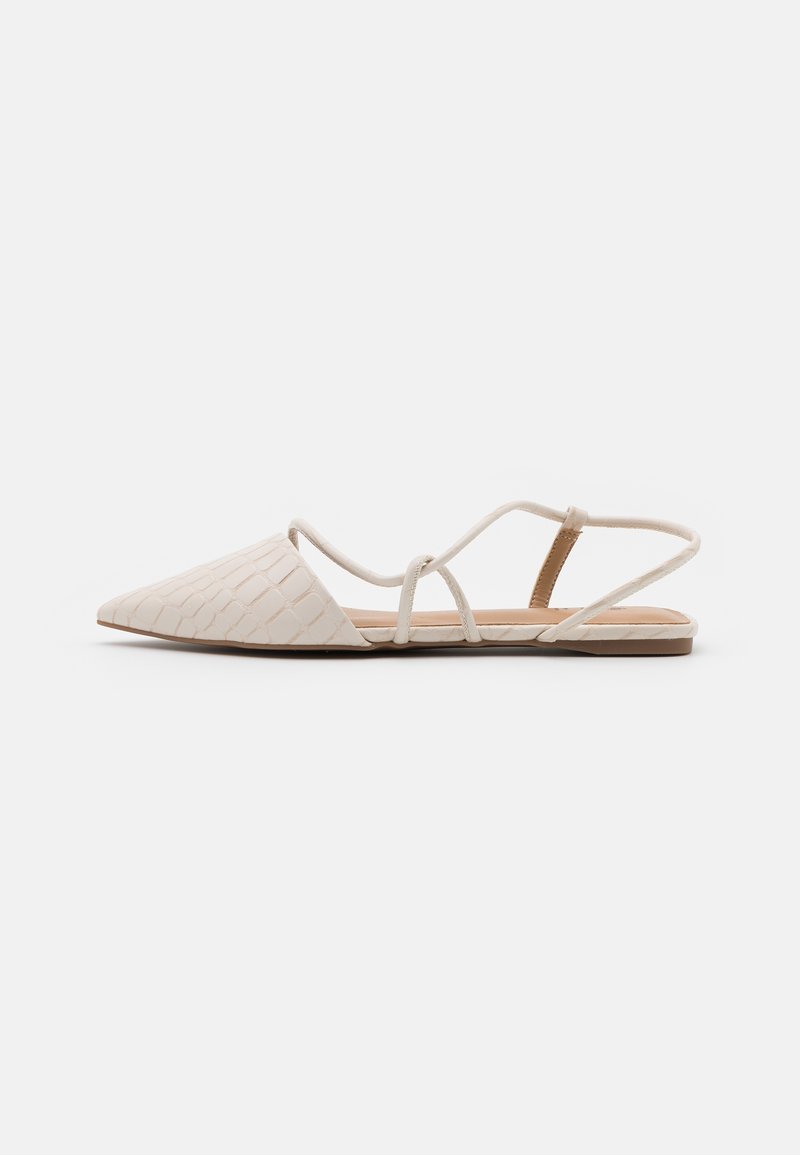 Chaussures plates beiges tissées avec un bout pointu et un design à fines brides croisées. Surface texturée imitant un motif de reptile. Semelle plate.