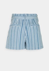 Shorts taille haute à rayures verticales bleu et blanc avec passants de ceinture et deux poches passepoilées à l'arrière.