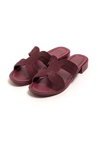 Sandalias burdeos con diseño de bandas cruzadas, correas texturizadas, punta abierta y tacón bajo. Material suave con un acabado mate.