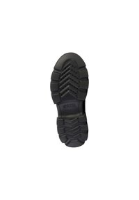 Suela de zapato de goma negra con un patrón de relieve profundo, que presenta ranuras y perforaciones para la transpirabilidad, etiquetada con "GEOX".