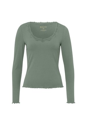 Top de manga larga en tejido de canalé verde apagado. Presenta un escote y un dobladillo con volantes, con un delicado borde de encaje en el escote.