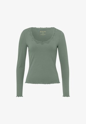 Top de manga larga en tejido de canalé verde apagado. Presenta un escote y un dobladillo con volantes, con un delicado borde de encaje en el escote.