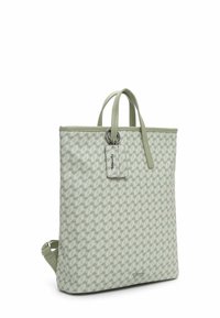 Sac fourre-tout vert clair en matériau texturé, arborant un motif géométrique, avec deux poignées et une étiquette amovible avec un anneau en argent.