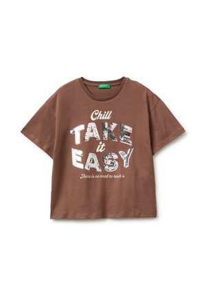 Maglietta marrone a maniche corte con lettere in paillettes argento con scritto "Chill TAKE it EASY" e testo più piccolo "Non c'è bisogno di correre."