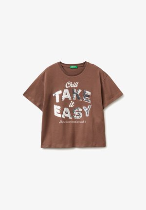 Bruine T-shirt met korte mouwen en zilveren paillettenletters met de tekst "Chill TAKE it EASY" en daaronder kleinere tekst "There is no need to rush."