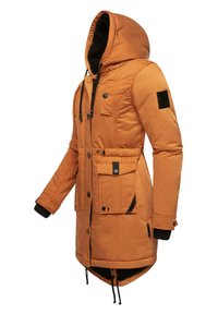 Oranžová zateplená parka s kapucňou, má čierne akcenty, niekoľko vreciek, gombíkové zapínanie a šnúrky na spodnom okraji.