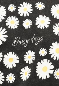 Μαύρο φόντο με διάσπαρτα λευκά μαργαρίτες με κίτρινα κέντρα και τη φράση «Daisy days» σε λευκή γραφίδα.