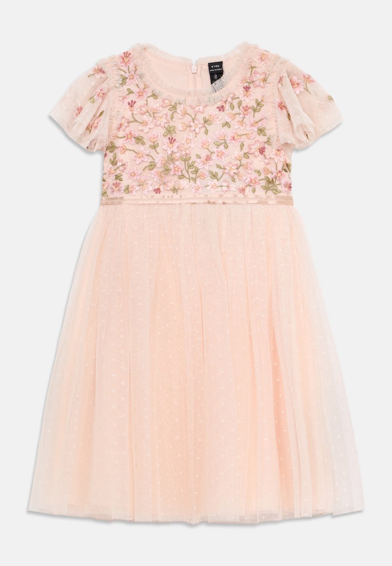 Gaiši rozā kleita ar ziedu izšuvumu caurspīdīgā augšpusē, tilla svārki, īsas piedurknes un aizmugurē esošais rāvējslēdzējs. Strukturēta punktiņu raksts.