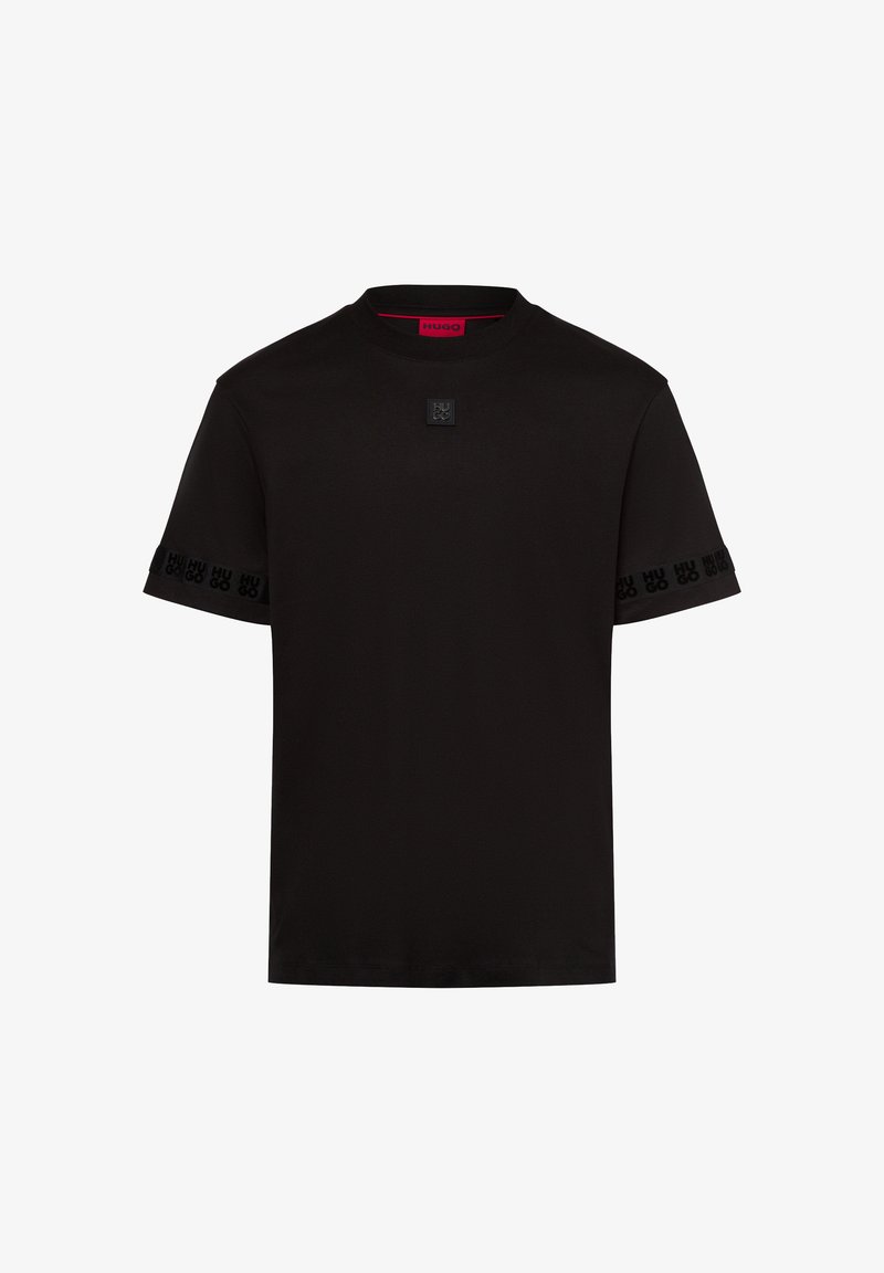 T-shirt noir à manches courtes en tissu lisse, avec un col rond et un accent de marque sur les manches et la poitrine.