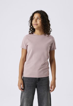 T-shirt en coton rose clair à manches courtes et encolure arrondie, associé à un jean large gris. Design simple et décontracté, sans motifs.