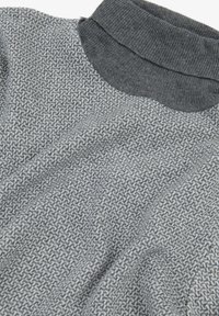 Grauer Pullover mit einem strukturierten Strickdesign, einem dunkelgrauen Rippkragen und einer weichen Stoffoberfläche.