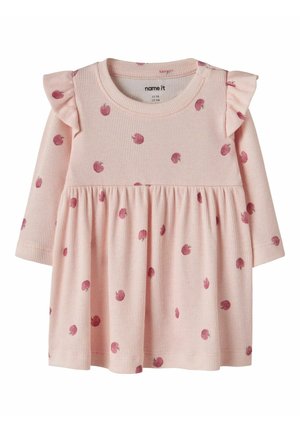 Lyserosa babykjole med lange ermer, detaljer med rysjer på skuldrene, og et mønster av små røde epler spredt over stoffet.