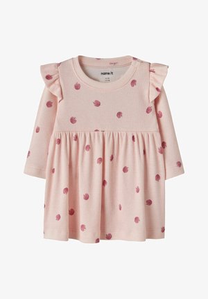 Gaiši rozā bērnu kleita ar garām piedurknēm, volānu detaļām uz pleciem un audumā izkaisītu mazu sarkanu ābolu rakstu.