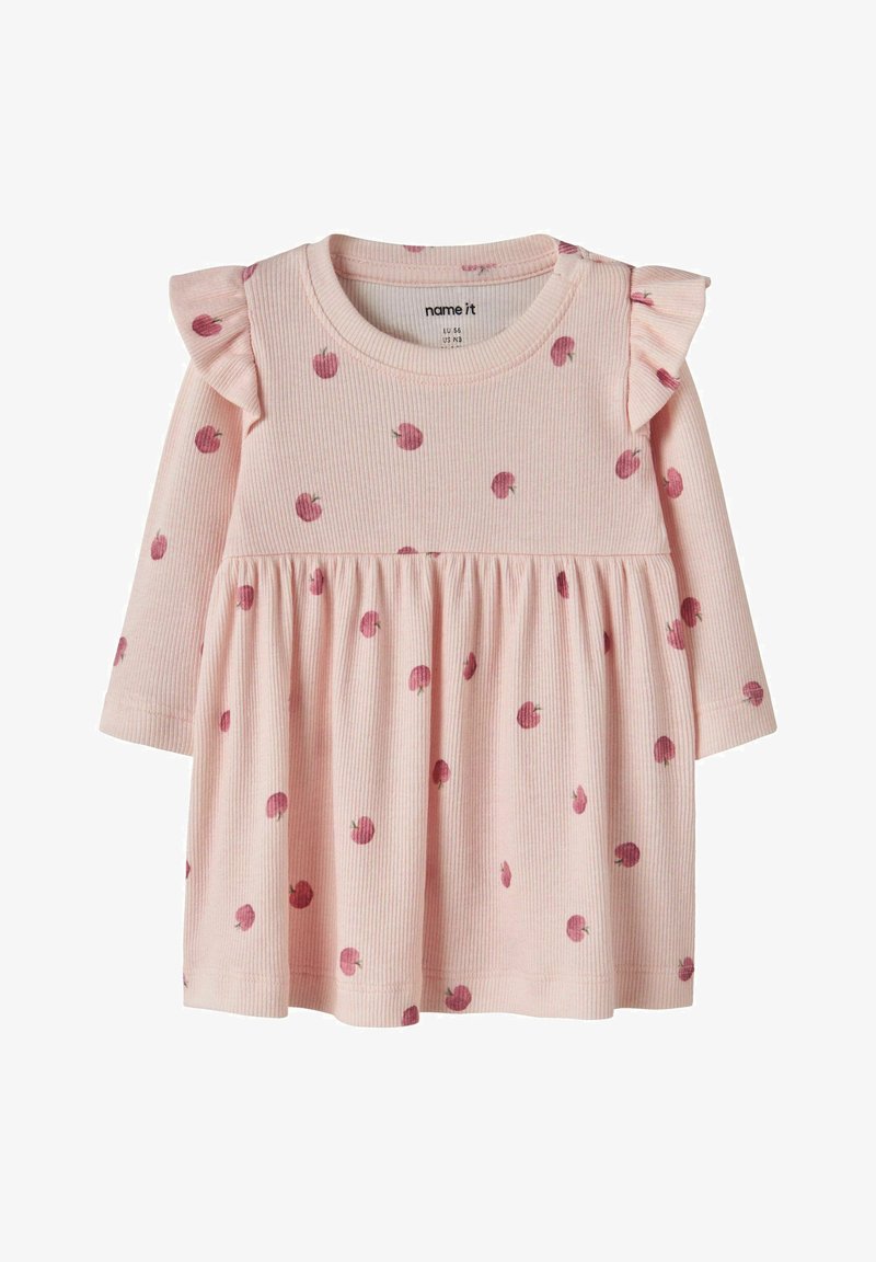 Ροζ ανοιχτό φόρεμα μωρού με μακριά μανίκια, βολάν στους ώμους και σχέδιο από μικρά κόκκινα μήλα που διασκορπίζονται στο ύφασμα.