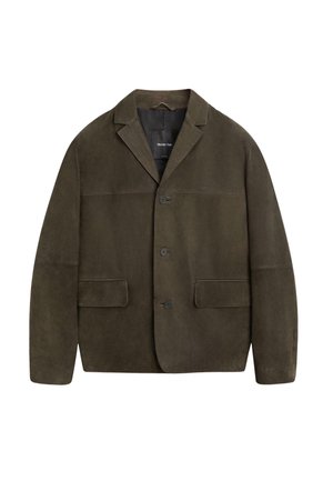 Bruine suède jas met een notched revers, drie knopen, twee voorzakken en een licht losse pasvorm. Gladde textuur en eenvoudig ontwerp.