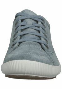 Baskets en suède bleu avec bout arrondi, lacets gris et six œillets. Semelle en caoutchouc blanc avec un détail texturé sur le bord. Design simple, finition lisse.