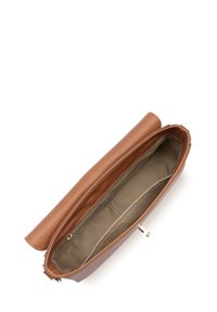 Bruine leren clutch met een getextureerde buitenkant, open bovenkant en een beige interieur met een ritssluiting en verdeelde vakken.