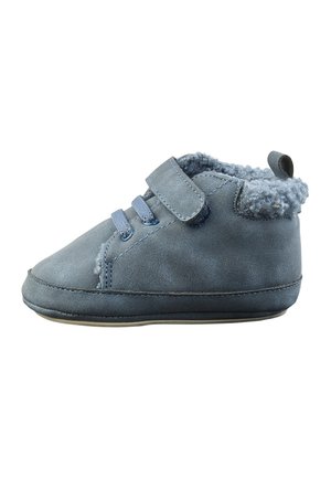 Blauer Kleinkindschuh mit weichem Innenfutter, zwei elastischen Bändern und Klettverschluss vor weißem Hintergrund.