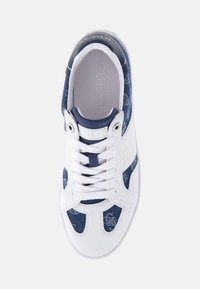 Vita och marinblå sneakers med en texturerad denimöverdel, släta vita läderdetaljer, runda snören och präglad logotyp på tungan.