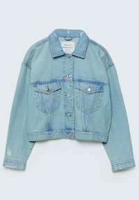 Giacca di jeans blu chiaro corta con chiusura a bottoni, due tasche a flap sul petto, maniche lunghe e leggere imperfezioni su polsini e colletto.