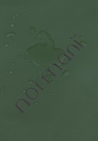 Grüner strukturierteter Stoff mit Wassertropfen, versehen mit dem Wort "normani" in dunkler Schrift. Einfaches Design mit matter Oberfläche.
