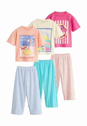 Trzy kolorowe krótkie koszulki z grafiką w zestawieniu z trzema pasiastymi spodniami z elastycznym pasem w kolorze niebieskim, turkusowym i różowym.