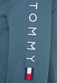 Tommy Hilfiger LOGO LONG SLEEVE TEE - Camisola de manga comprida - charcoal blue