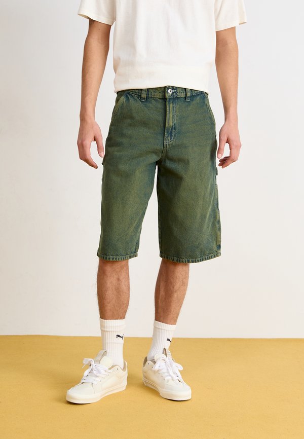 LOOSE PAINTER SHORT - Jeans Shorts