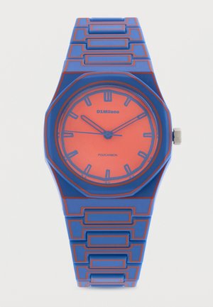 Μπλε και κόκκινο πολυκαρβονικό ρολόι χειρός με ορθογώνιο μπρασελέ και κόκκινο καντράν που δείχνει ώρα 10:10:45.