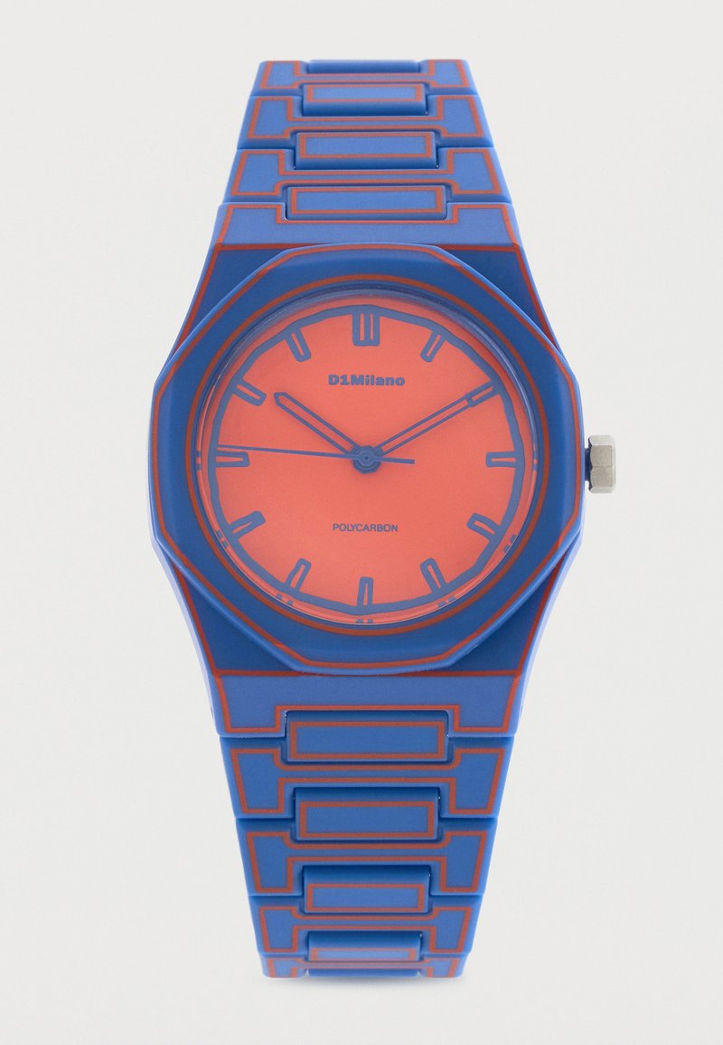 Μπλε και κόκκινο πολυκαρβονικό ρολόι χειρός με ορθογώνιο μπρασελέ και κόκκινο καντράν που δείχνει ώρα 10:10:45.