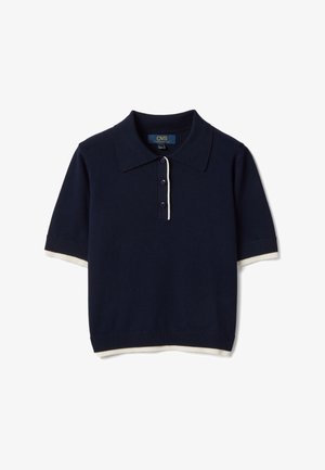 Polo à manches courtes bleu marine avec bordure blanche sur les poignets et l'ourlet, doté d'une patte à trois boutons et d'un large col.