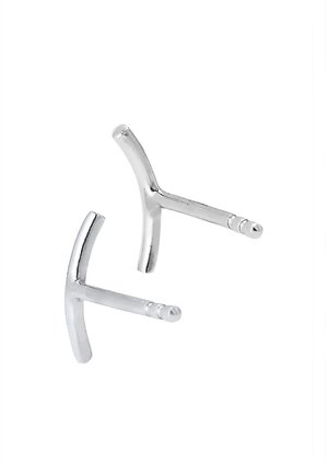 Par de pequeños pendientes de plata minimalistas con forma de una "T" horizontal, con superficies lisas y pulidas sobre un fondo blanco.