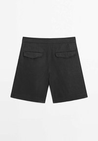 Shorts en lin noirs avec une coupe droite, deux poches arrière et une finition soignée au niveau de l'ourlet. Le tissu a un aspect texturé.