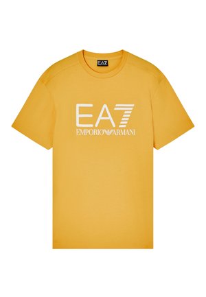 Geel T-shirt met korte mouwen en ronde hals met wit "EA7 Emporio Armani" logo gecentreerd aan de voorkant.