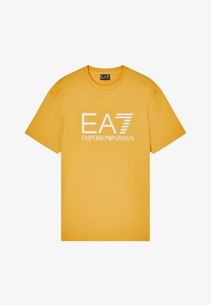 Geel T-shirt met korte mouwen en ronde hals met wit "EA7 Emporio Armani" logo gecentreerd aan de voorkant.