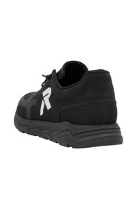 Scarpa sportiva nera con tessuto a rete, dettagli in sintetico liscio, suola in gomma spessa e logo bianco ben evidente su un lato.