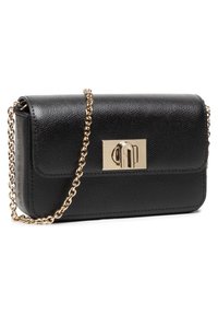 Sac à bandoulière en cuir noir avec une finition texturée, des accents dorés et une bandoulière en chaîne. Il présente une forme rectangulaire et une fermeture à clip.