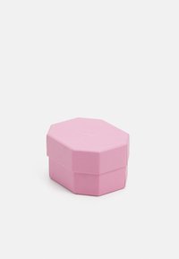 Boîte hexagonale rose en papier texturé, avec un dessus lisse portant un logo en relief et un couvercle qui s'adapte sur une base.