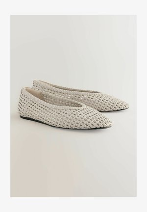 Kootud, terava ninaga lamedad kingad kreemjas värvitoonis koos tekstuurse viimistlusega; omaduseks on madal must tald ja minimalistik disain.