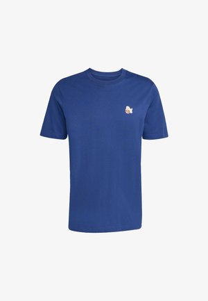 T-shirt bleu à manches courtes en coton avec un col rond. Il présente un petit graphique d'un phoque en dessin animé tenant un poisson sur la poitrine gauche.