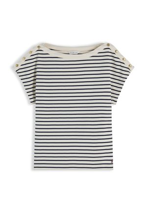 Camisa de manga corta crema con rayas horizontales azul marino y botones dorados a lo largo de la parte superior de cada hombro.