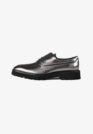 Metallisch grijze dress shoes met een slank ontwerp, gekenmerkt door een gladde textuur, ronde neus en zwarte rubberen zool met profielpatronen.