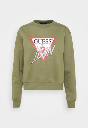 Olivengrøn crewneck-sweatshirt med ribstrikkede manchetter og kant, med en rød og hvid Guess-logo trekant og ordet "Icon" tværs over fronten.
