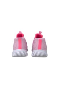 Zapatillas deportivas rosas con una parte superior de sintético suave, rayas rosas en contraste y una suela blanca texturizada, diseñadas para la comodidad y el soporte.