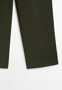 Pantalons taille haute, à jambes droites, en tissu vert foncé avec une texture lisse et sans motifs ni embellissements visibles.