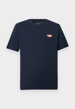 Tricou cu mânecă scurtă, albastru închis, cu decolteu rotund și logo text mic "JJ Studio 1990" roșu și alb pe partea stângă a pieptului.