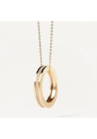 Collana d'oro con un pendente circolare dalla superficie lucida e una linea orizzontale di pietre scintillanti lungo il lato. I link della catena sono fini.