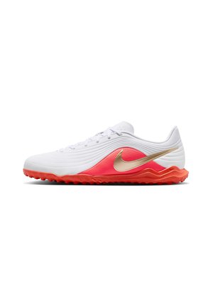 Chaussure de sport blanche avec semelle rouge et panneau latéral, logo Nike swoosh doré et lacets blancs, montrée de profil gauche.
